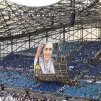 Les marseillais montrent au pape leur fierté de le recevoir au Vélodrome, avec une banderole géante déployée dans le stade peu avant le début de la messe. 