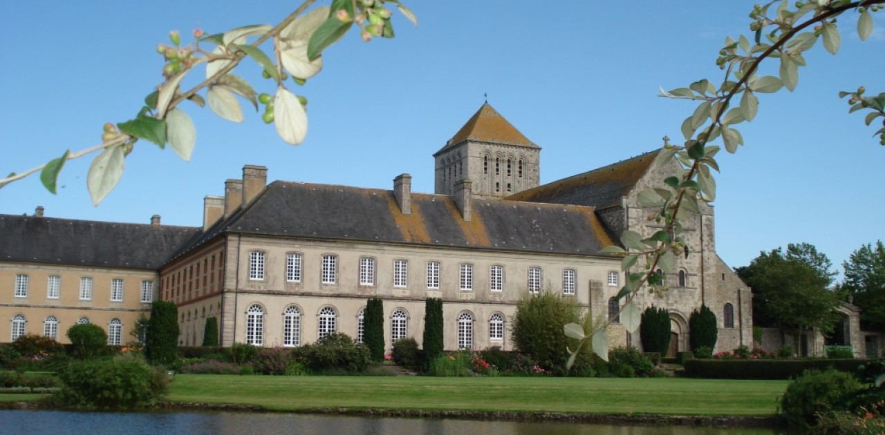 Lessay À la découverte de l'abbaye de Lessay | RCF