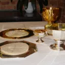 Wikipedia- Patènes avec le pain, calice et ciboire sur l'autel.