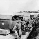 Cars alpins réquisitionnés pour le transport de troupes, près de Blanzy-les-Fismes (Aisne), 1916 Fondation de l’automobile Marius Berliet - Lyon (Août 1916)