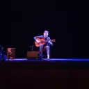 Pepe Fernandez lors d'un mini-concert au théâtre de la ville de Valence. photo : Corentin Dubois