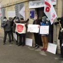 2021 - RCF Jura - Après avoir déposé leur courrier destiné au ministre de l'Agriculture, les participants de cette action se sont installés devant la permanence de la députée du Jura Danielle Brulebois