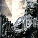 Schola Cantorum. Statue de Bach en bronze à Leipzig, Allemagne. 