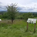 Vignette Invité local sur fond rouge de rubrique actualité avec en bas à droite le micro RCF et la mention Nièvre