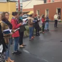 RCF Sarthe - Les jeunes chantent sous les fenêtres de la maison de retraite Bonnière Saint-Aldric