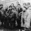 Des enfants survivants de l'Holocauste filmés quelques jours après la libération du camp de concentration d'Auschwitz par l'Armée rouge