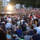 Vignette Invité local sur fond rouge de rubrique actualité avec en bas à droite le micro RCF et la mention Nièvre