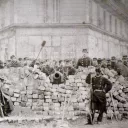 Pendant la Commune de Paris, barricade située à l'angle des boulevards Voltaire et Richard-Lenoir.