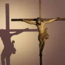 Jésus en Croix en l'église St Ignace / Amélie Gazeau