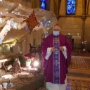 Titre Messe sur fond rose de rubrique Vie spirituelle accompagné du titre lieu à l'espace Bernadette avec sur la droite de la vignette une croix chrétienne blanche et au pied un ensemble d'objets utiles à la communion durant les célébrations eucharistiques