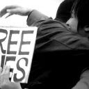 Free hugs - Wikimedia commons