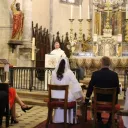 Titre La Joie De L'Évangile sur fond rose de rubrique Vie spirituelle avec en bas à droite une grosse bible vue sur le côté posée sur son pupitre