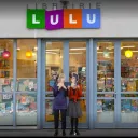 Devant la librairie Lulu à Mornant
