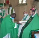 Titre La Joie De L'Évangile sur fond rose de rubrique Vie spirituelle avec en bas à droite une grosse bible vue sur le côté posée sur son pupitre