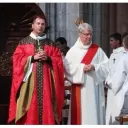 Titre La Joie De L'Évangile sur fond rose de rubrique Vie spirituelle avec en bas à droite une grosse bible vue sur le côté posée sur son pupitre