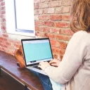 Un "influenceur" en plein travail. StartupStockPhotos 