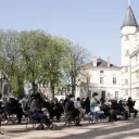 Vignette Invité local sur fond rouge de rubrique actualité avec en bas à droite le micro RCF et la mention Nièvre