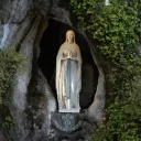 Statue de la Vierge Marie à la grotte de Massabielle à Lourdes