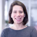 Vignette Invité local sur fond rouge de rubrique actualité avec en bas à droite le micro RCF et la mention Nièvre