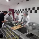 2019 Lycée Val de Saône - Trois élèves et leur maître professionnel dressant des feuilletés d’escargots sauce estragon pour un groupe de chefs d’établissement des Antilles.