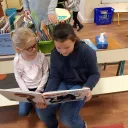 2019 Ecole Saint-Henri de Brélès - une élève de CM2 fait la lecture à une petite de maternelle.