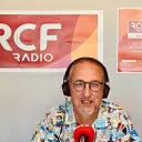 Titre Instant Culture sur fond orange de rubrique Culture avec en bas à droite la caricature de Thierry Chesneau lunette rouge et micro RCF à la main