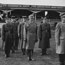 © Archive départemental de Maine-et-Loire : Ces photographies prises au stade Bessonneau à Angers en 1940 nous montrent la cérémonie de remise de fanion à un régiment polonais recréé sur place. Le général Sikorski, chef du gouvernement, préside.