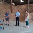 ©2021 - Le président de la Chambre d'agriculture du Jura François Lavrut (au centre) présente l'opération "Un dimanche à la ferme" aux côtés de Sylvie Michaud et d'Alban Gueldry, agriculteur à Orchamps 