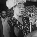 Ella Fitzgerald (1947) une des icônes de l'improvisation scat de l’histoire du jazz.