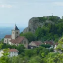 ©2021 - Amive - La Madone veille depuis son rocher sur l'église de Saint-Laurent-la-Roche