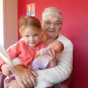 2019 école Jeanne-d'Arc de Rozoy-sur-Serre - Une élève de Jeann-d'Arc et une résidente de l'Ehpad voisin lors d'un atelier commun.