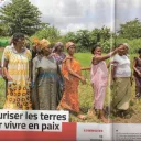 Titre Les échos du CCFD Terre Solidaire sur fond bleu de rubrique Économie et Société avec photos en bas à droite du titre présentant trois enfants africains en train de manger du riz dans leur gamelle avec les mains