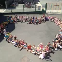 2019 Ecole Saint-Jean du Marillais - Les élèves forment un cœur pour remercier les donateurs du financement participatif.