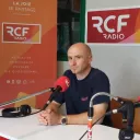 Vignette Invité local sur fond rouge de rubrique actualité avec en bas à droite le micro RCF et la mention Nièvre