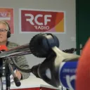 Titre Instant Culture sur fond orange de rubrique Culture avec en bas à droite la caricature de Thierry Chesneau lunette rouge et micro RCF à la main