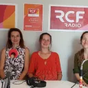 Titre Entre terre et ciel sur fond orange de rubrique Culture avec sur toute la droite de la vignette une poterie en cours de création et deux mains remplies de glaise en train de finaliser le pot