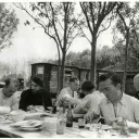 Roland Bonnet. Communauté de bâtisseurs de la Pépinière à Pontault Combault, repas avec les compagnons et l’abbé Pierre, mai 1954.