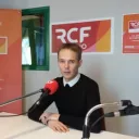 Vignette Invité local sur fond rouge de rubrique actualité avec en bas à droite le micro RCF et la mention Nièvre