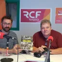 Titre Instant Culture sur fond orange de rubrique Culture avec en bas à droite la caricature de Thierry Chesneau lunette rouge et micro RCF à la main