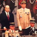 Wikimédia Commons - Le président François Mitterrand et le gouverneur militaire de Paris Hervé Navereau lors du 14 juillet 1989