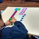 2019 Ecole Sainte-Elisabeth-de-Plaisance - Une élève de primaire, comptant avec les différents outils de sa "trousse de mathématiques", apprend à dénombrer.