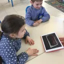 2018 école Jeanne-d'Arc de Patay - Des maternelles découvrent qu'un gâteau au chocolat n'éveille pas de la même manière leurs sens selon s'il est vrai ou sur un écran.