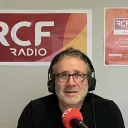 Titre Instant Culture sur fond orange de rubrique Culture avec en bas à droite la caricature de Thierry Chesneau lunette rouge et micro RCF à la main