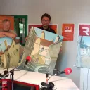 Titre Instant Culture sur fond orange de rubrique Culture avec en bas à droite la caricature de Thierry Chesneau lunette rouge et micro RCF à la main