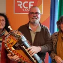 Titre de Galaxie musique sur fond orange de rubrique Culture avec en illustration centré et droite une vielle marron sur un ensemble de flûtes traditionnelles épaisses en bois