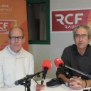 Titre Instant Culture sur fond orange de rubrique Culture avec en bas à droite la caricature de Thierry Chesneau lunette rouge et micro RCF à la main