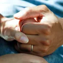 Un patient tenant la main de sa compagne ©Photo by National Cancer Institute on Unsplash