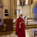 Titre Messe sur fond rose de rubrique Vie spirituelle accompagné du titre lieu à l'espace Bernadette avec sur la droite de la vignette une croix chrétienne blanche et au pied un ensemble d'objets utiles à la communion durant les célébrations eucharistiques