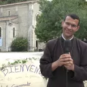 Titre La Joie De L'Évangile sur fond rose de rubrique Vie spirituelle avec en bas à droite une grosse bible vue sur le côté posée sur son pupitre