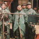 Wikimedia commons - Poilus posant avec leur drapeau, 1918. Autochrome des Frères Lumière.